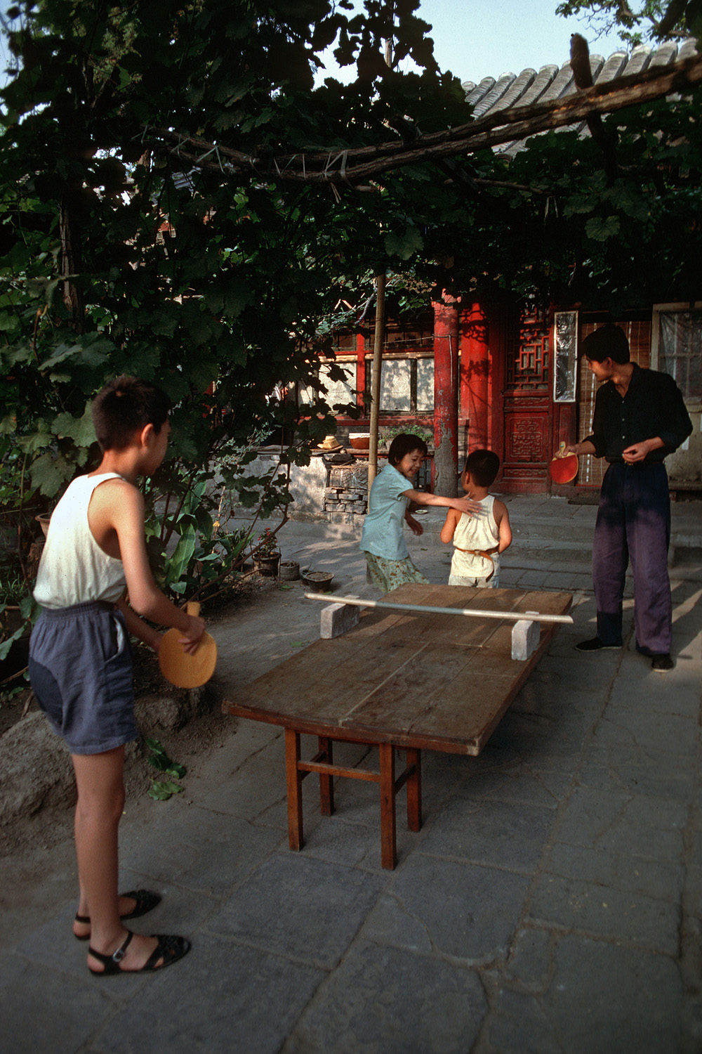 bill-hocker-courtyard-pingpong-beijing-china-(mui-ho)-1981