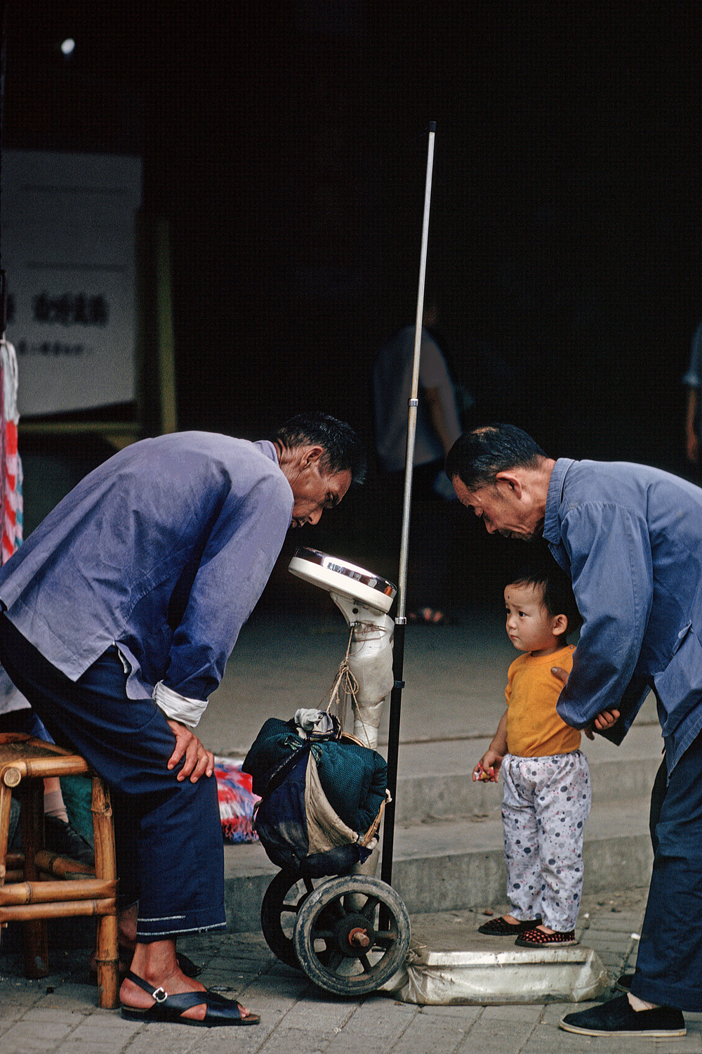 bill-hocker-public-scale-sichuan-china-1981