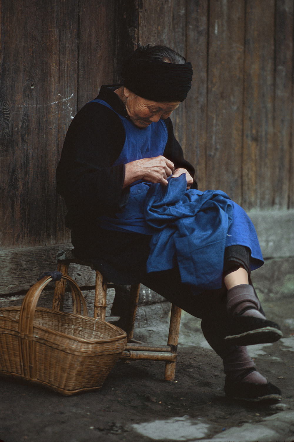 bill-hocker-seamstress-leshan-sichuan-china-1981