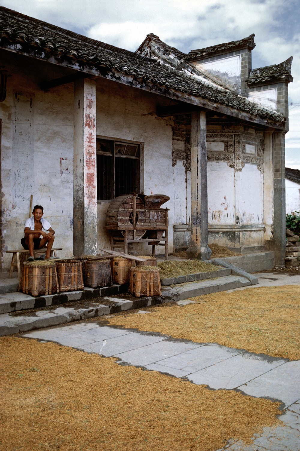 bill-hocker-threshing-yard-tangyue-anhui-china-1981