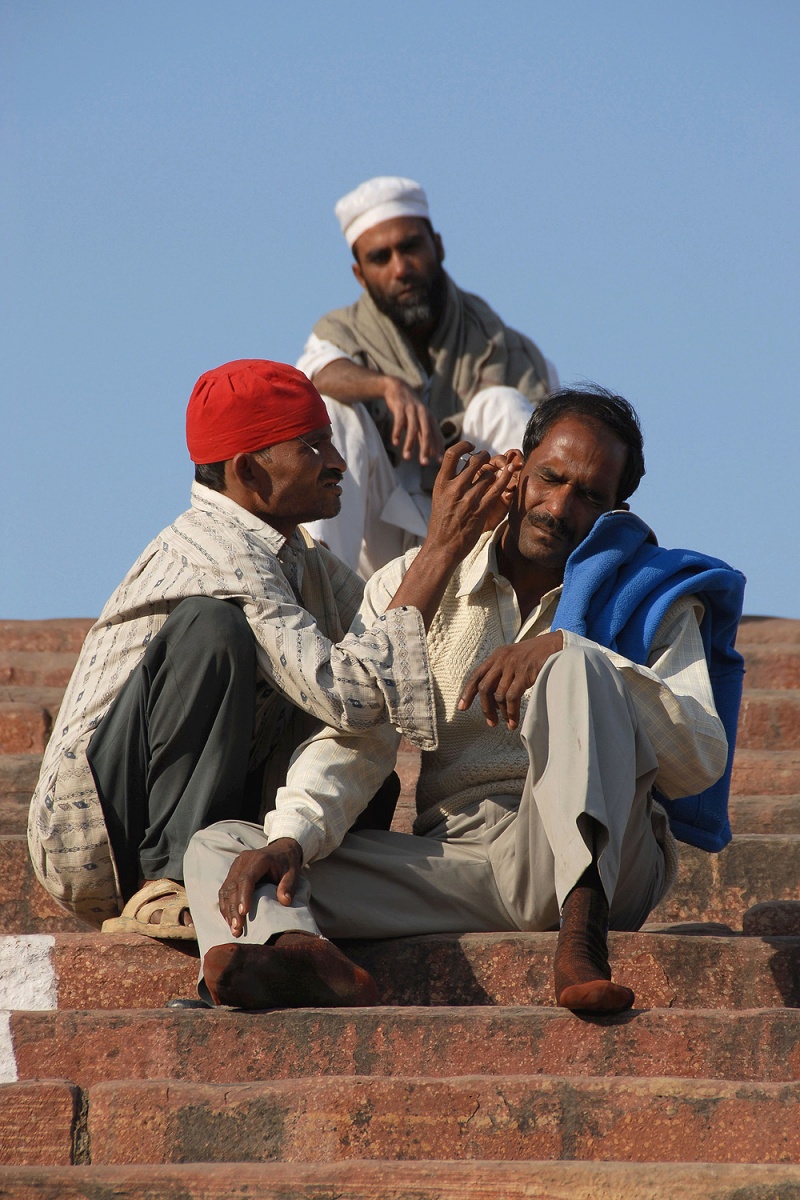 bill-hocker-ear-cleaning-jama-masjid-new-delhi-india-2006