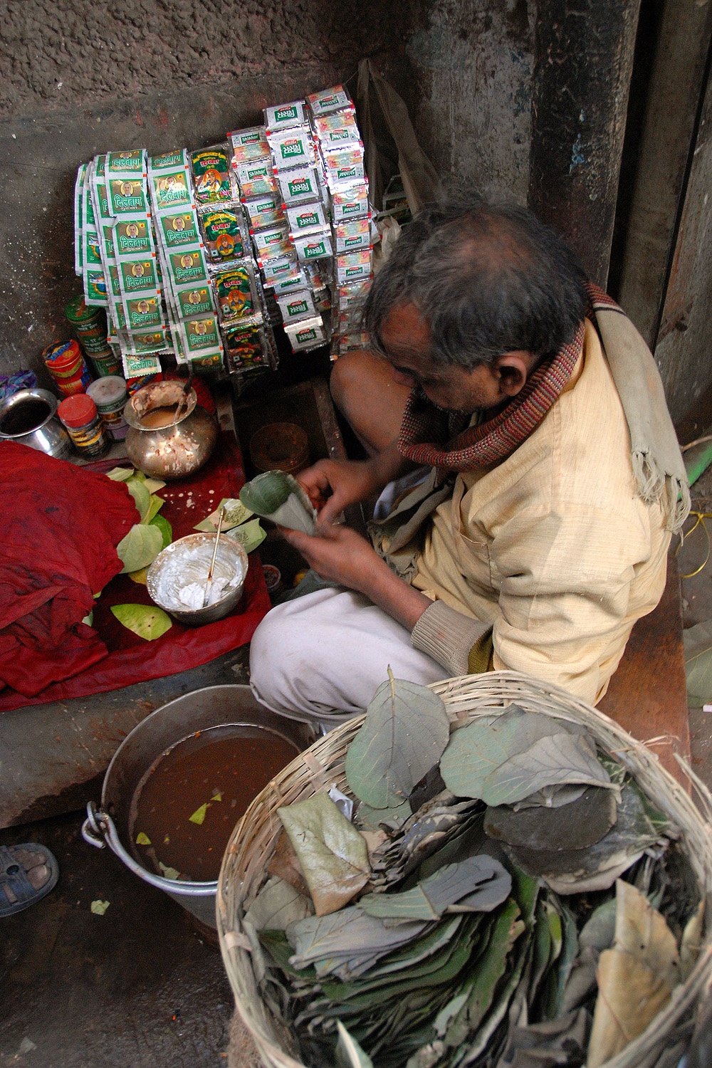 bill-hocker-paan-(prepared-betel-nut)-vendor-new-delhi-india-2006