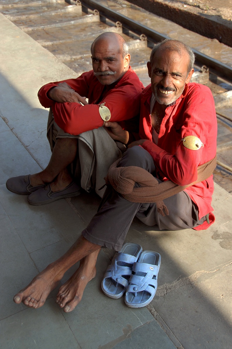 bill-hocker-porters-delhi-railway-station-new-delhi-india-2006
