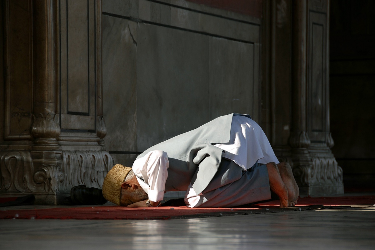 bill-hocker-praying-jama-masjid-new-delhi-india-2006