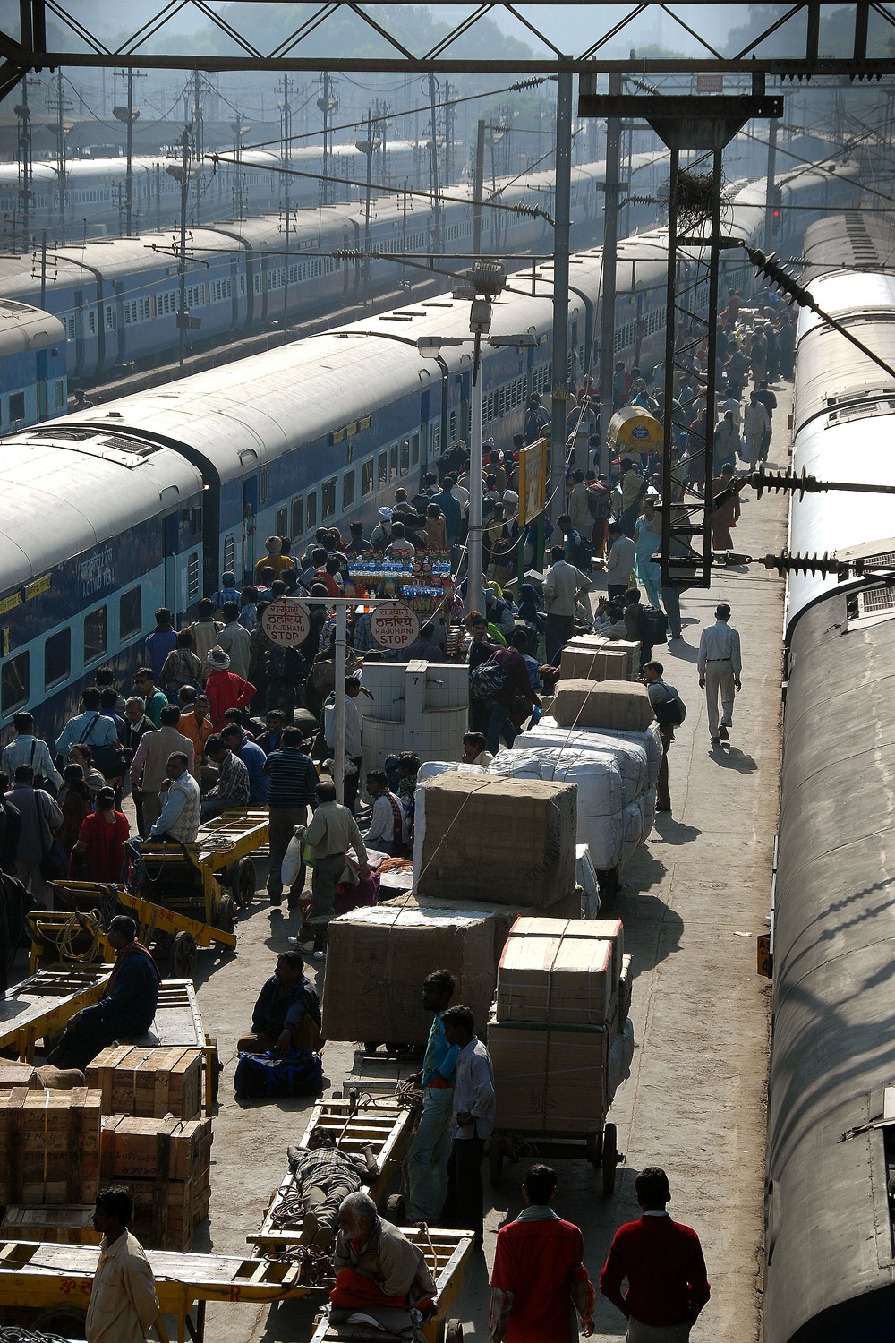 bill-hocker-delhi-railway-station-new-delhi-india-2006