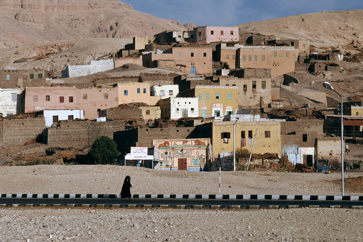 bill-hocker-tomb-robbers'-village-gurna-egypt-1998