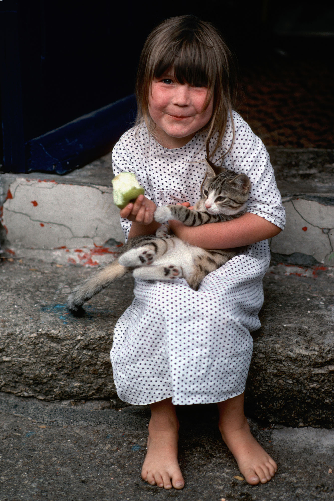 bill-hocker-girl-kitten-apple-cornwall-england-1972