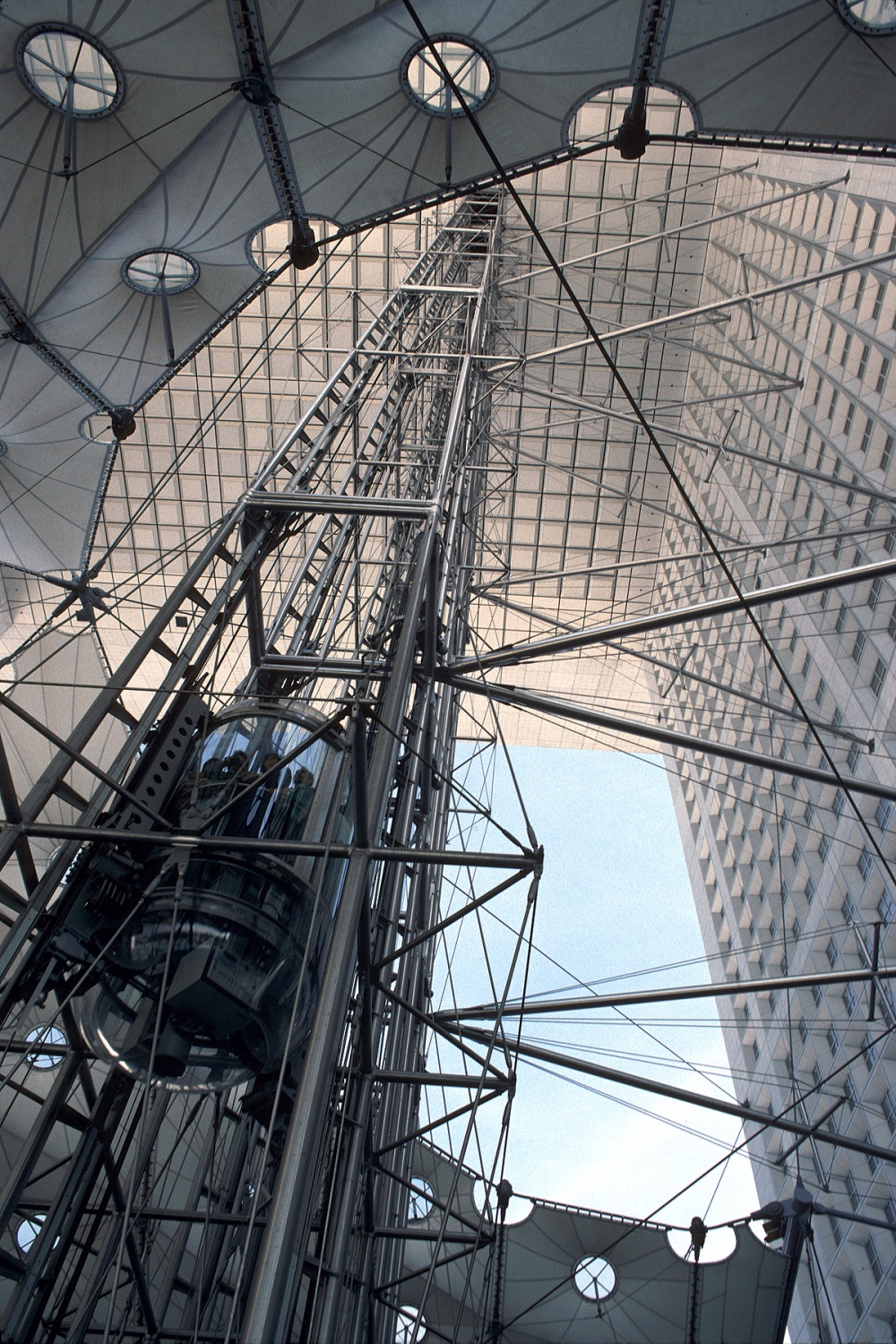 bill-hocker-grande-arche-la-dÃ©fense-paris-france-1990