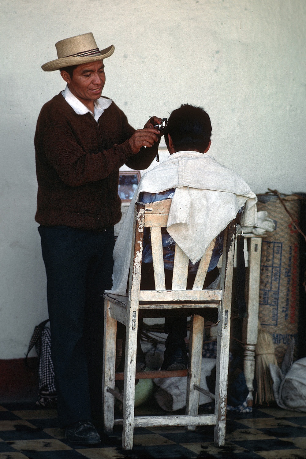 bill-hocker-barber-shop-chichicantenango-guatemala-1978