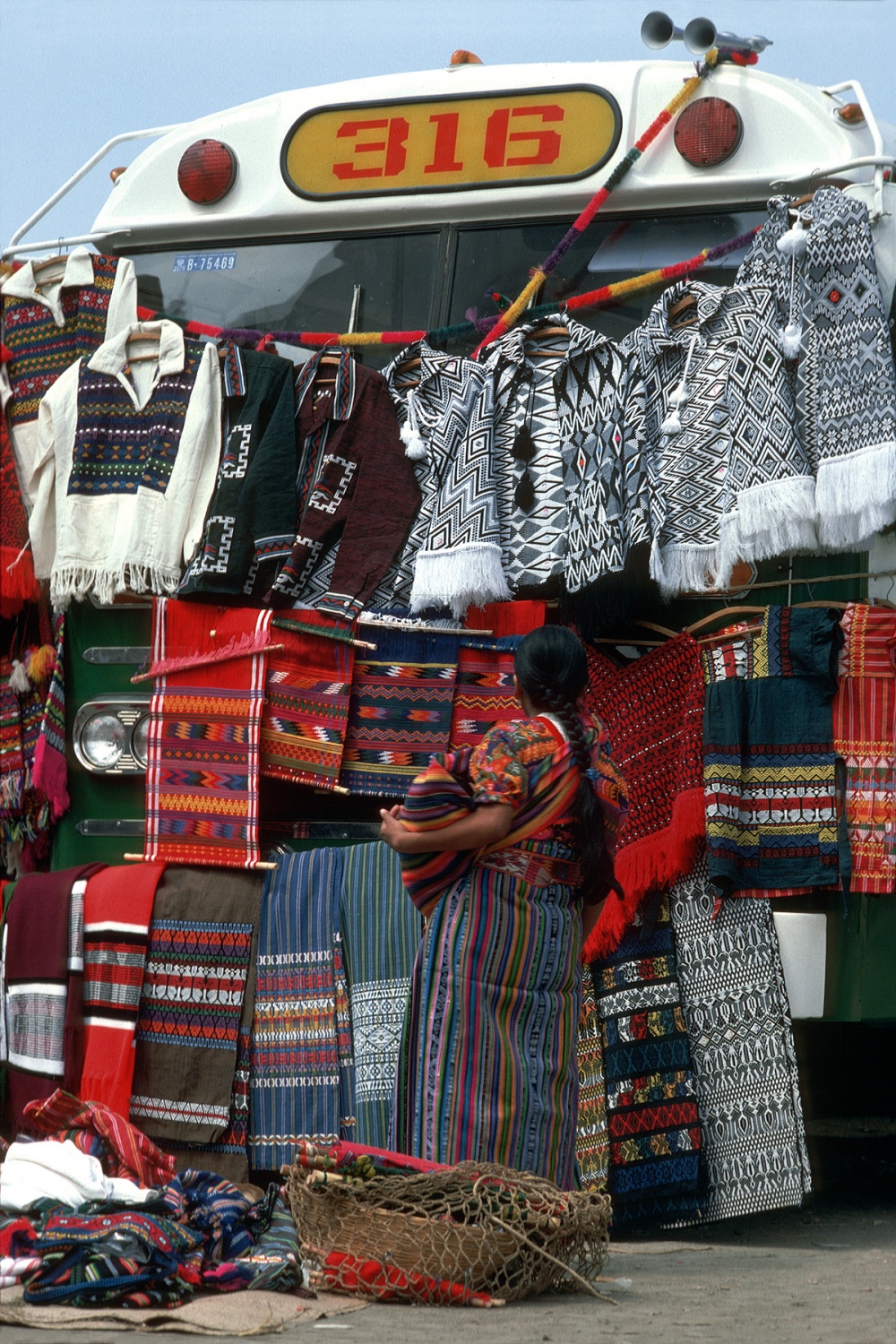 bill-hocker-weekly-market-antigua-guatemala-1978