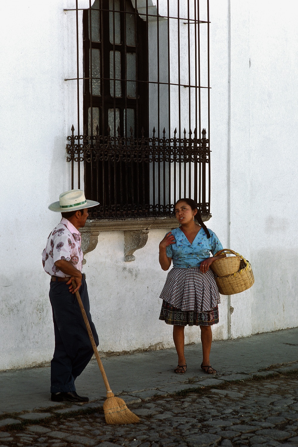 bill-hocker-morning-chat-antigua-guatemala-1978