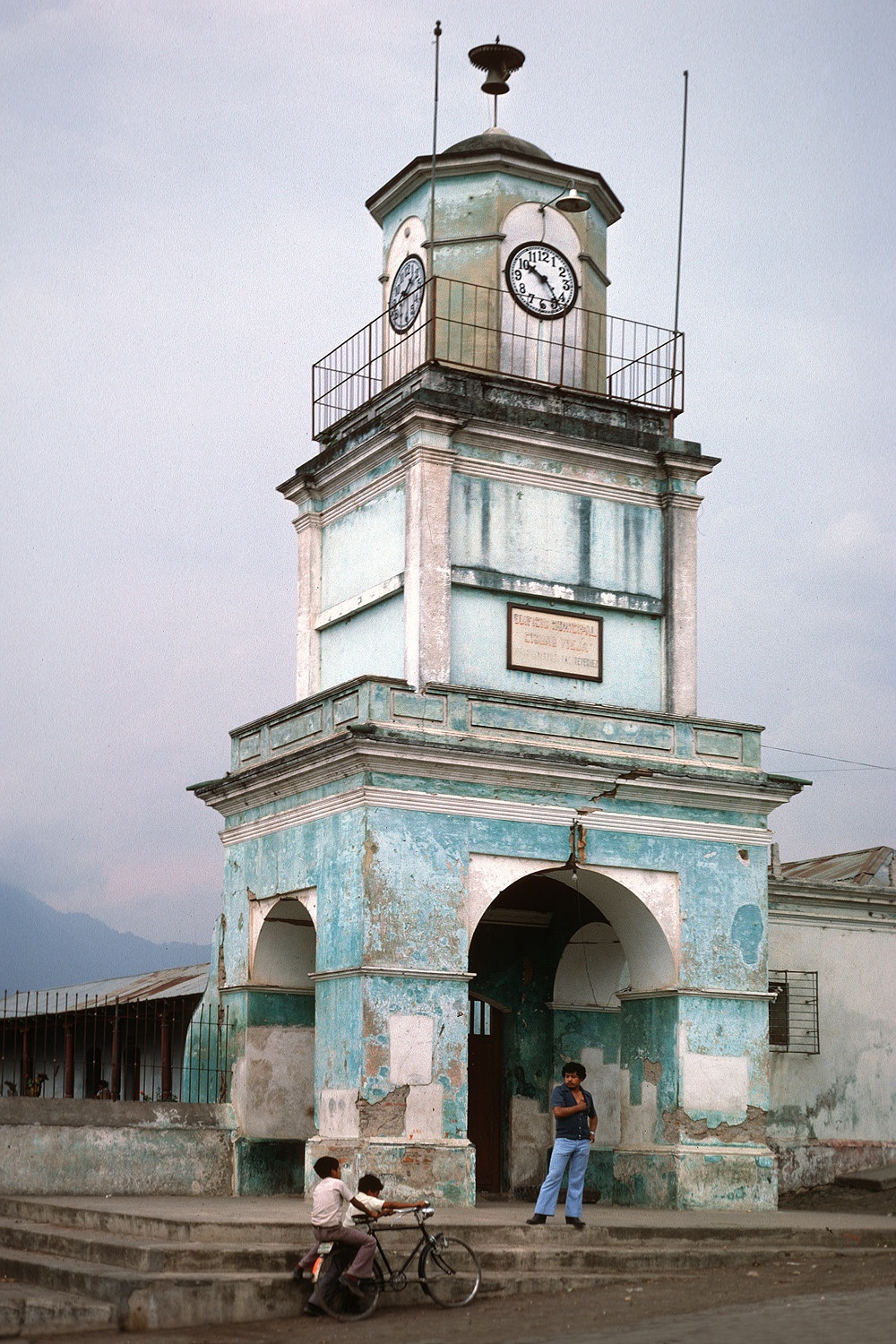bill-hocker-clock-tower-ciudad-vieja-guatemala-1978