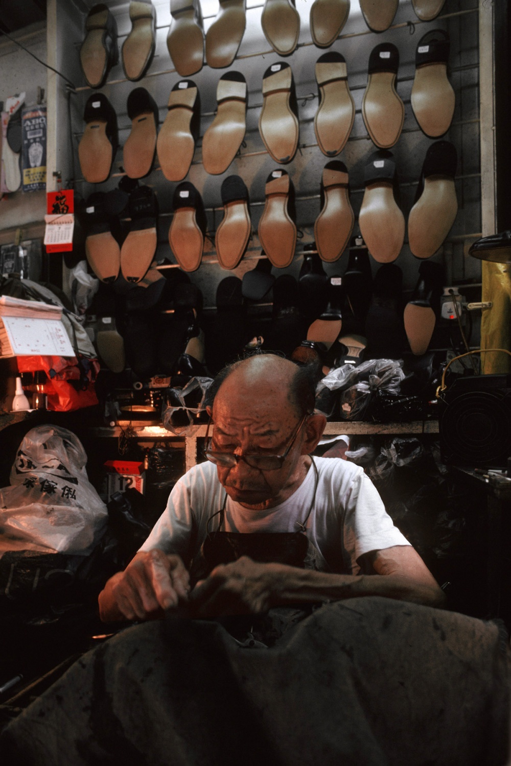 bill-hocker-cobbler-central-hong-kong-2002