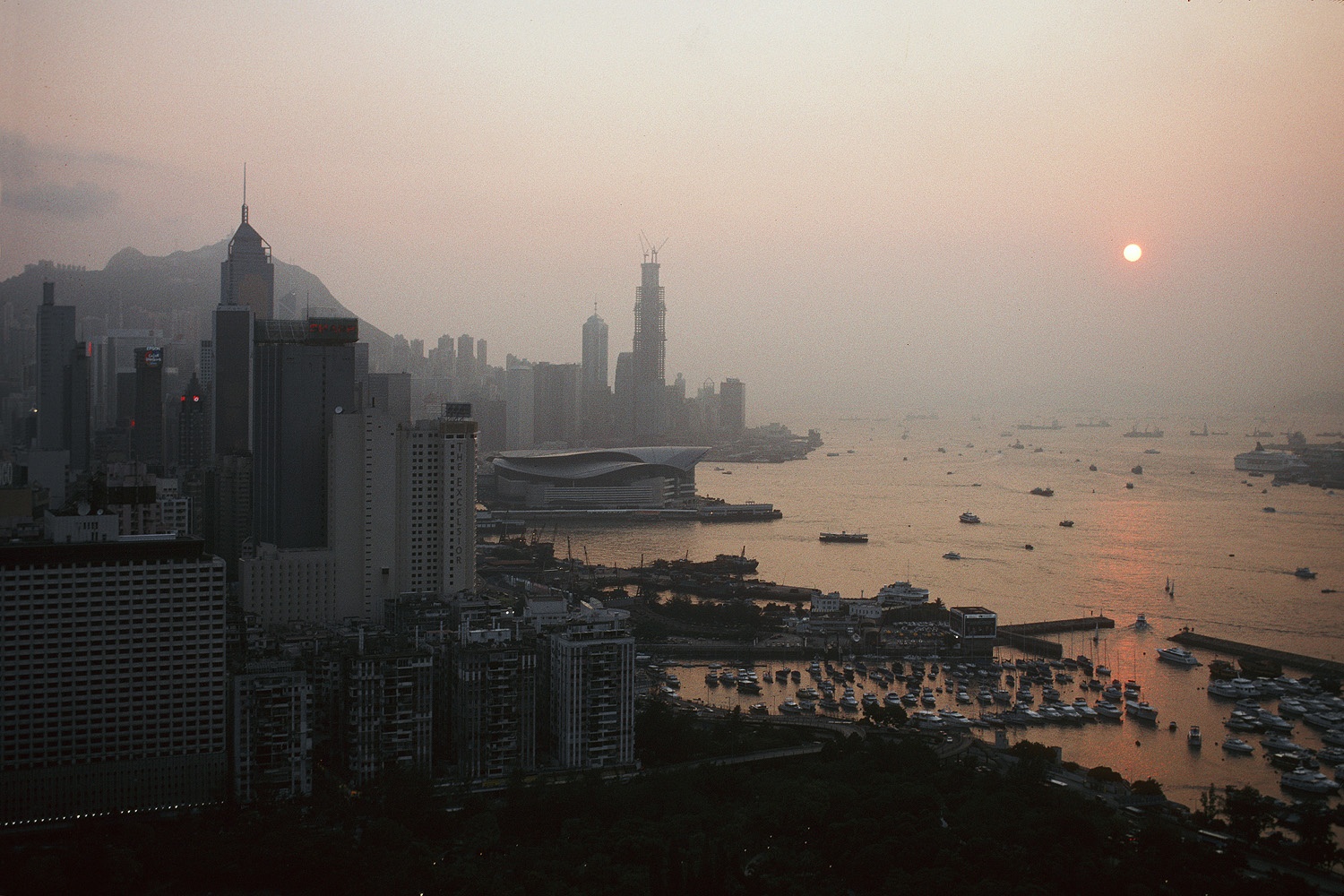 bill-hocker-harbor-smog-causeway-bay-hong-kong-2002
