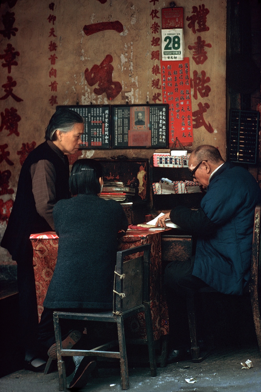 bill-hocker-letter-writer-wan-chai-hong-kong-1974