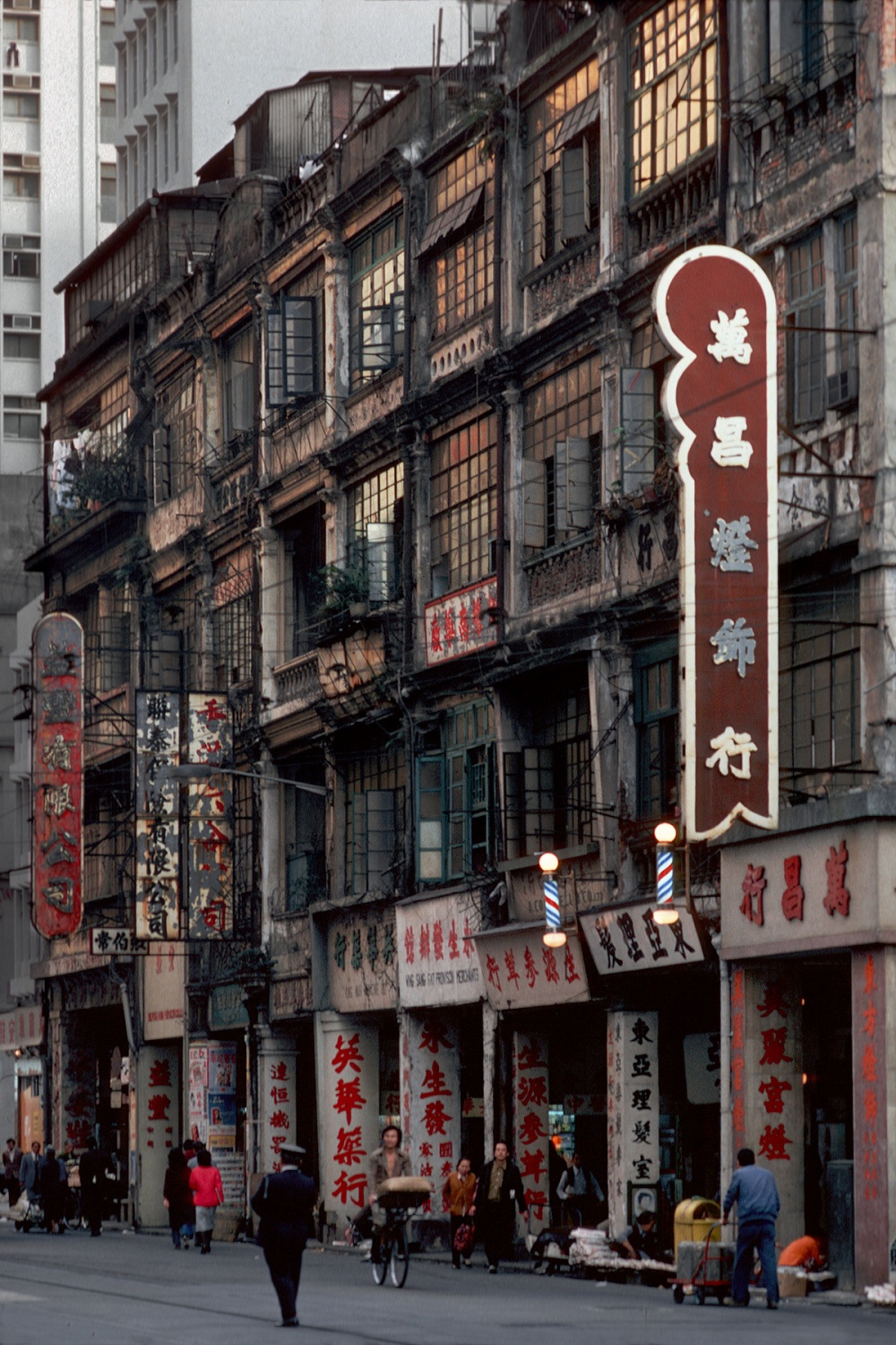 bill-hocker-end-of-an-era-des-voeux-road-sheung-wan-hong-kong-1979