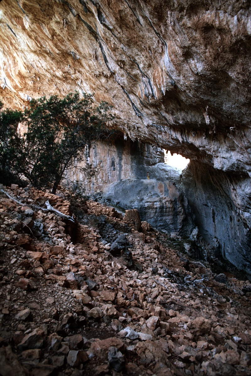 bill-hocker-cavern-in-the-supramonte-sardinia-1984