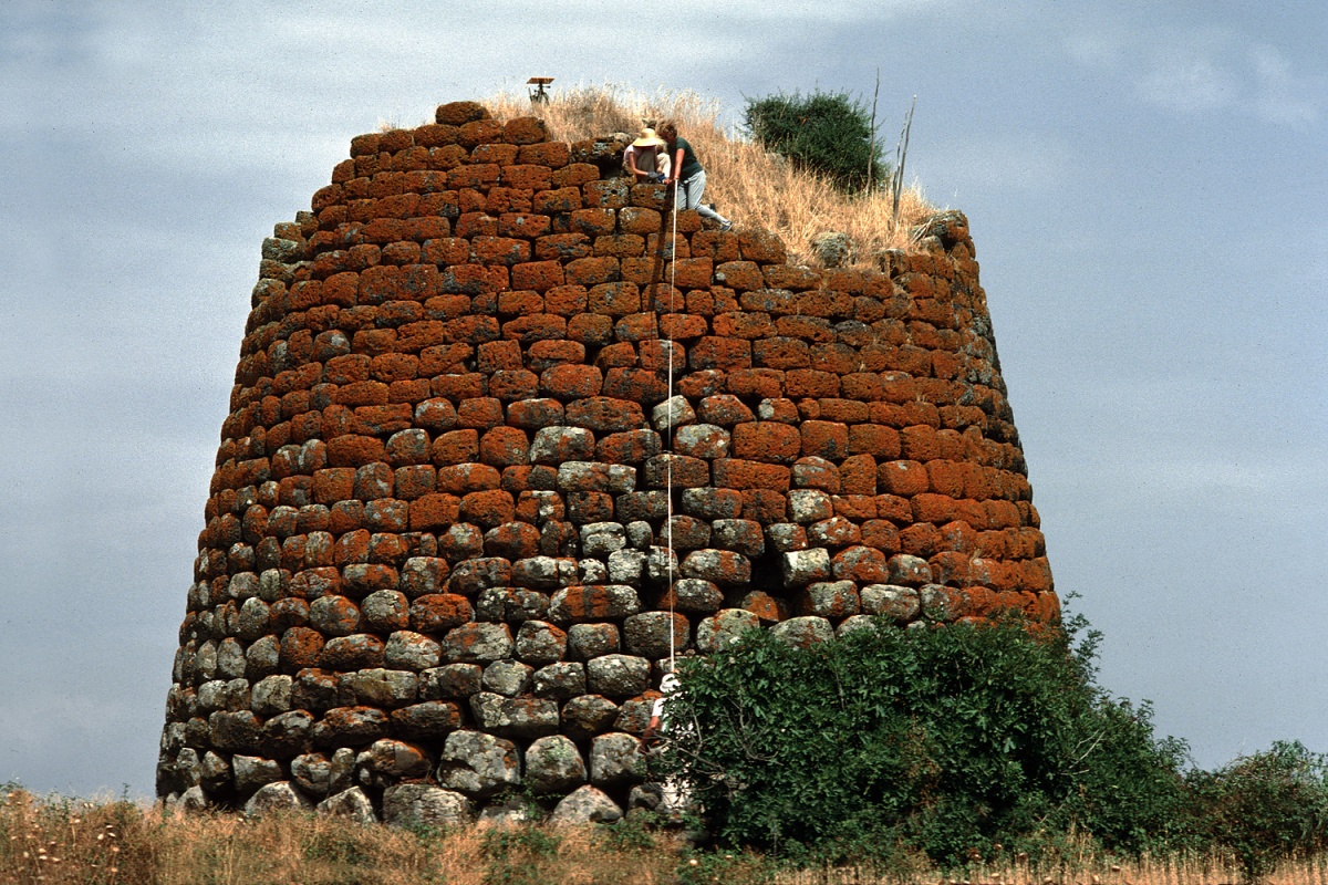 bill-hocker-measuring-a-nuraghe-near-sédilo-sardinia-1984
