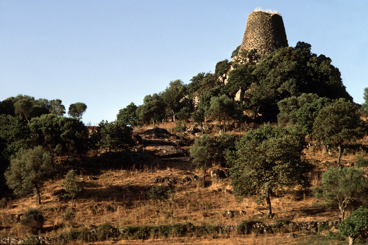 bill-hocker-well-preserved-nuraghe-sardinia-1984