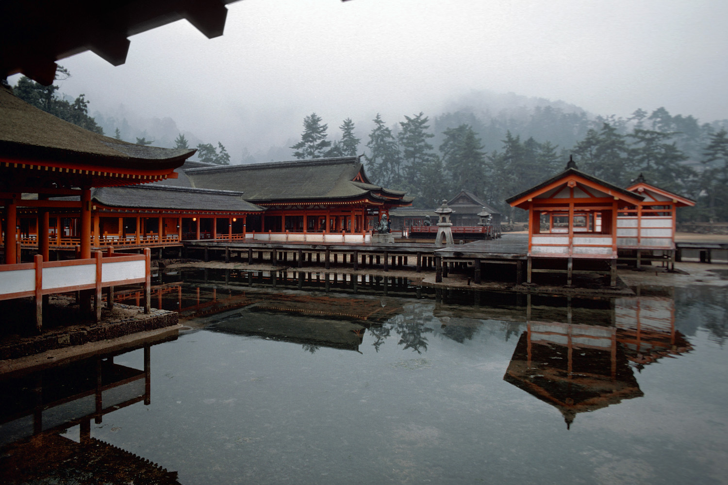 bill-hocker-itsukushima-shrine-miyajima-japan-1974