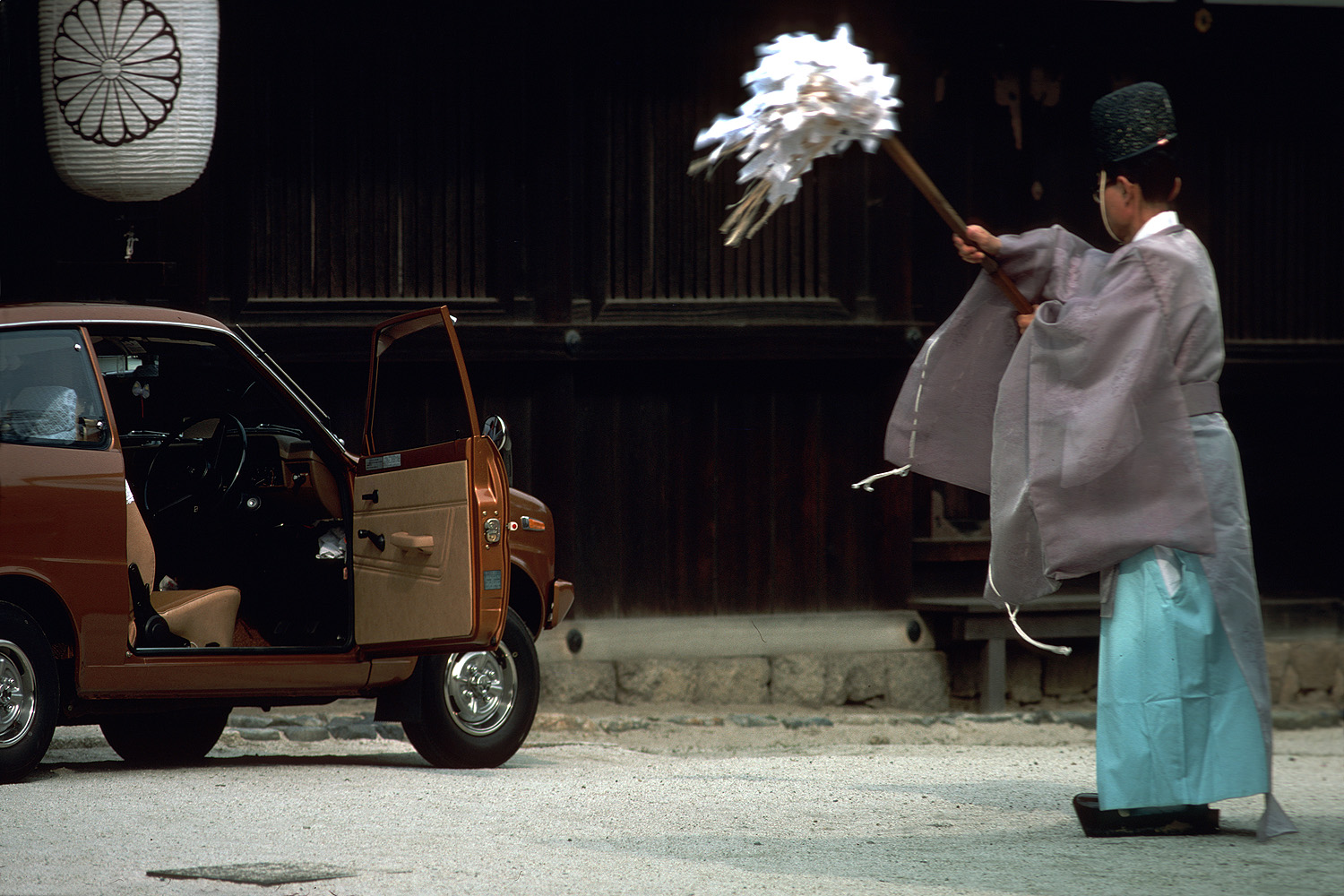 bill-hocker-new-car-blessing-kyoto-japan-1979