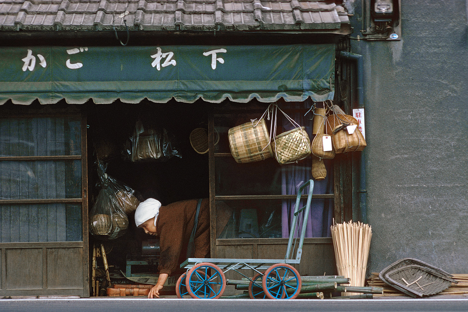 bill-hocker-shop-kyoto-japan-1974