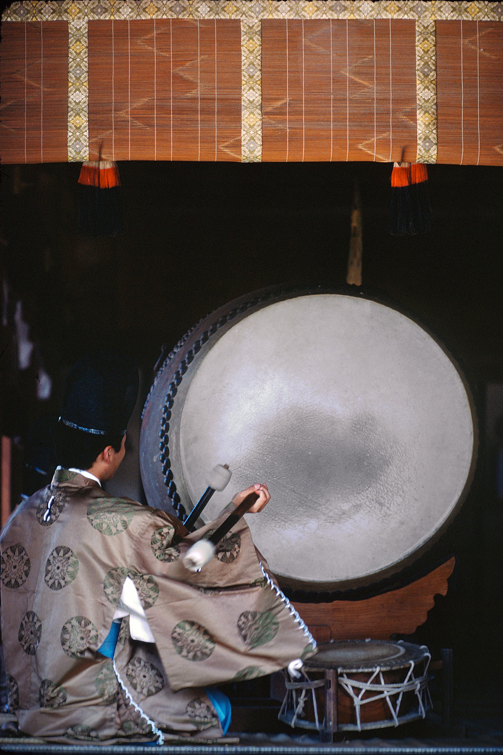 bill-hocker-taiko-drummer-unknown-shrine-japan-1979