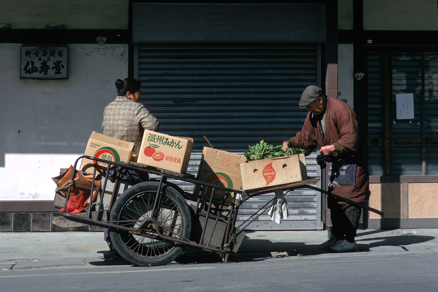 bill-hocker-vegetable-vendor-japan-1979