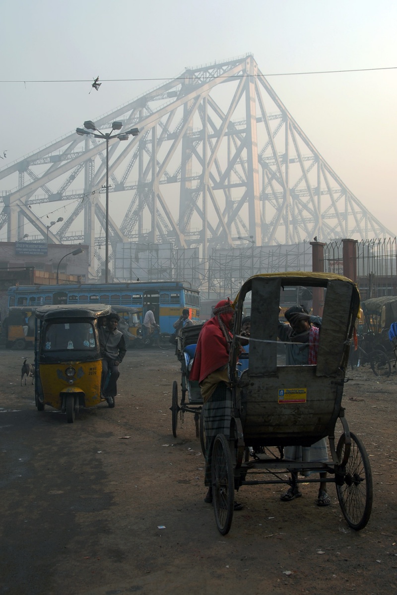 bill-hocker-outside-howrah-station-kolkata-india-2007