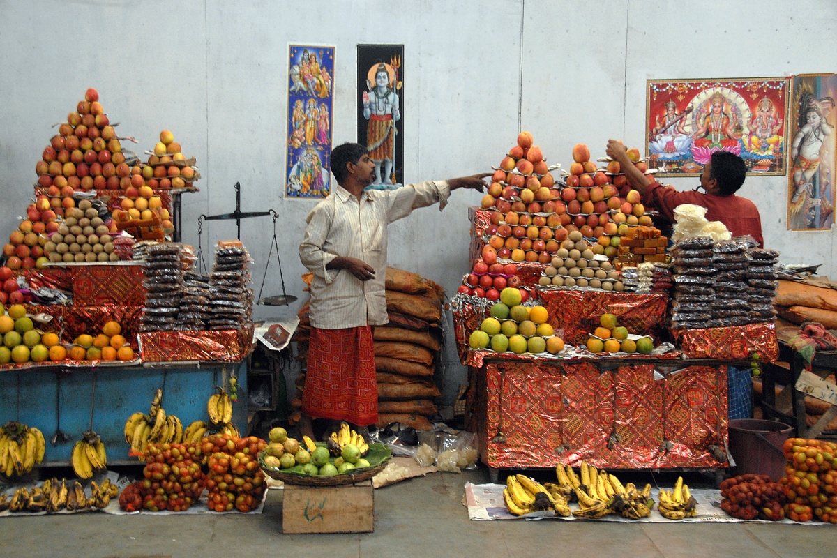 bill-hocker-fruit-vendors-howrah-station-kolkata-india-2007