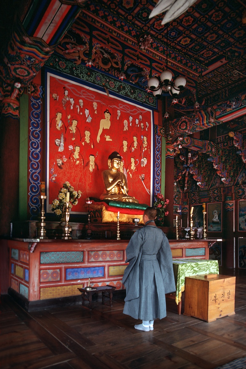 bill-hocker-altar-??-monastery-korea-1977