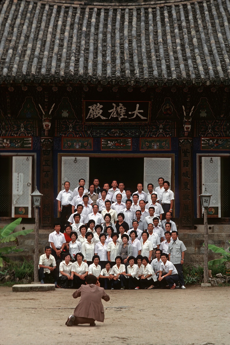 bill-hocker-tour-group-tongdo-monastery-korea-1977