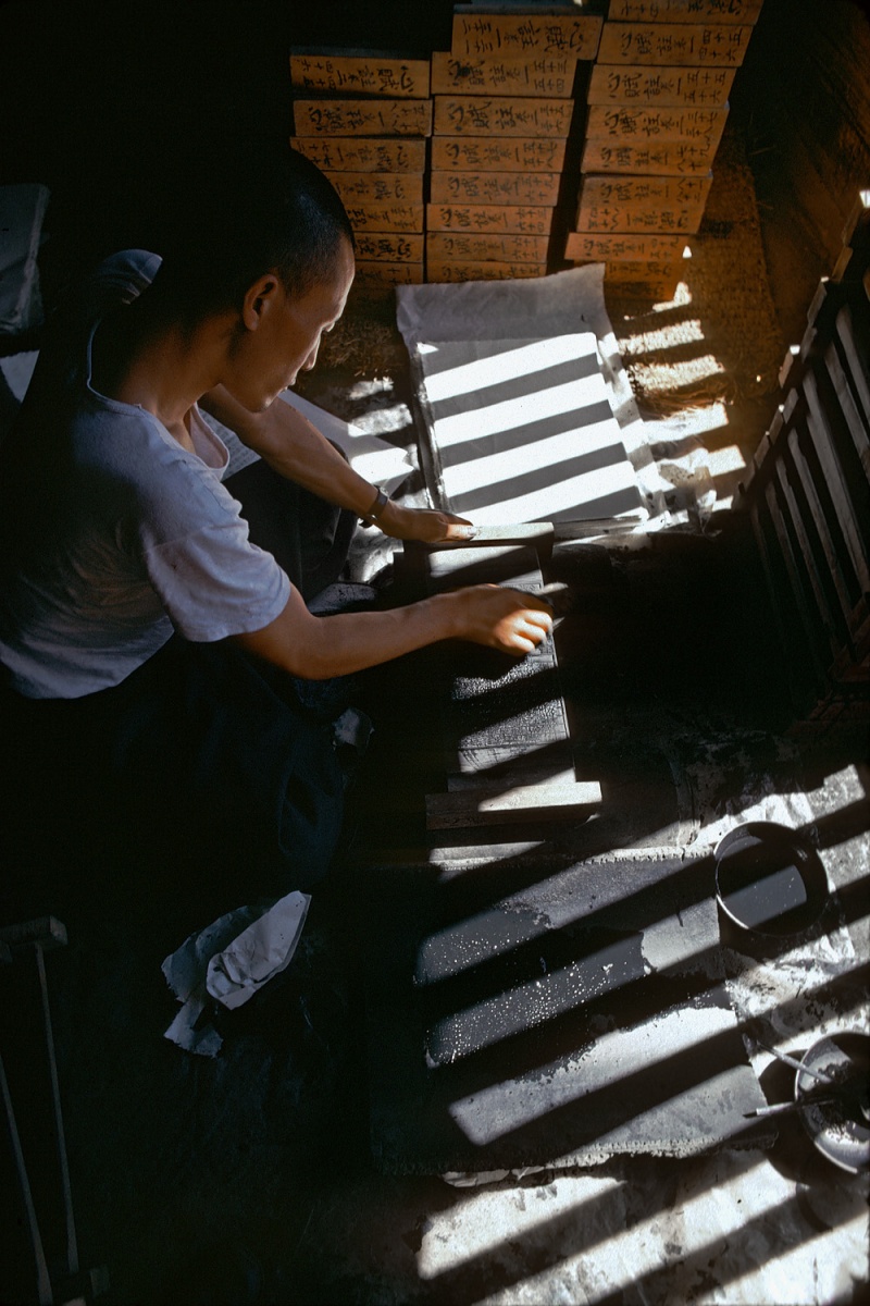 bill-hocker-woodblock-printing-haein-monastery-korea-1977