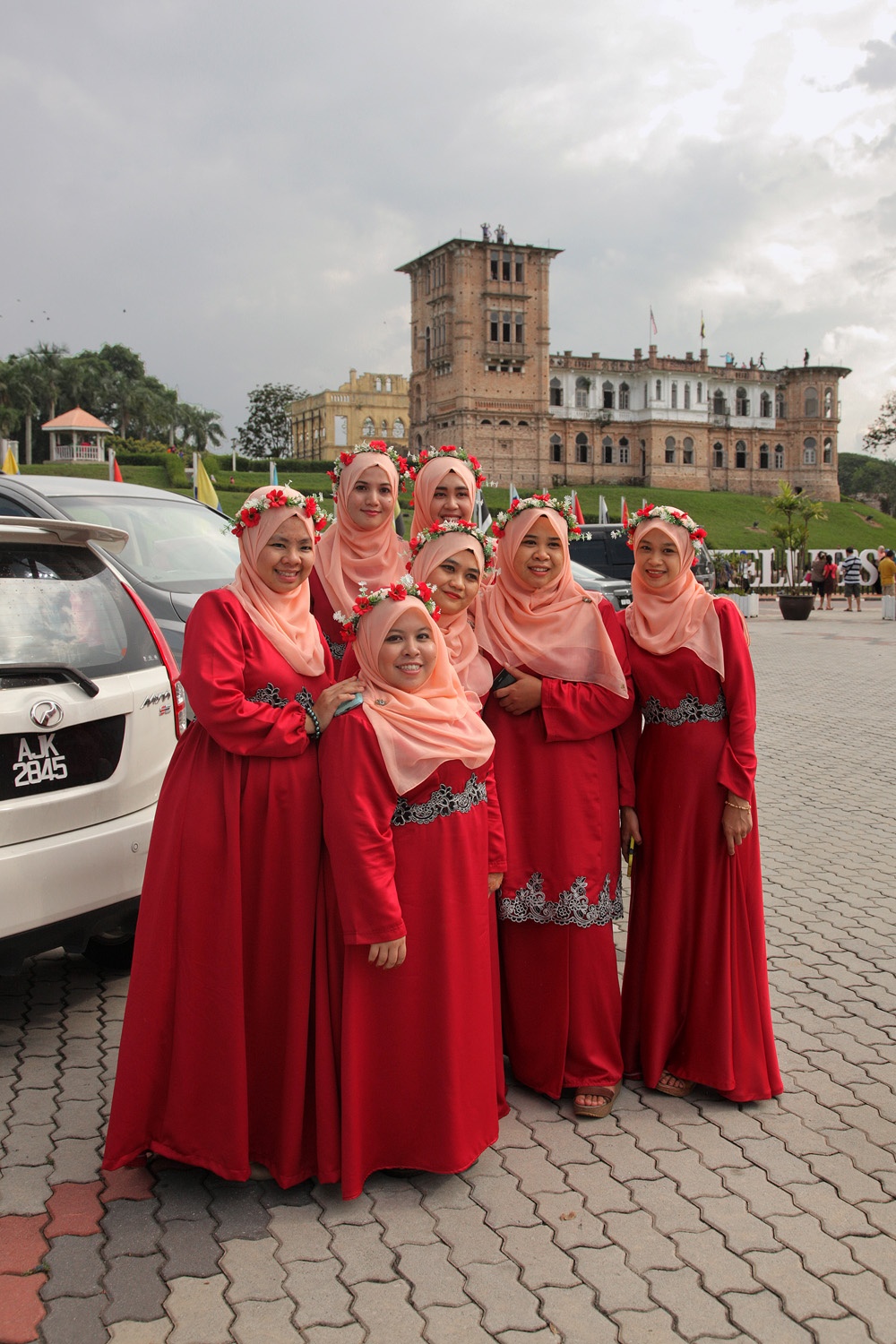 bill-hocker-bridesmaids-kellie's-castle-malaysia-2014