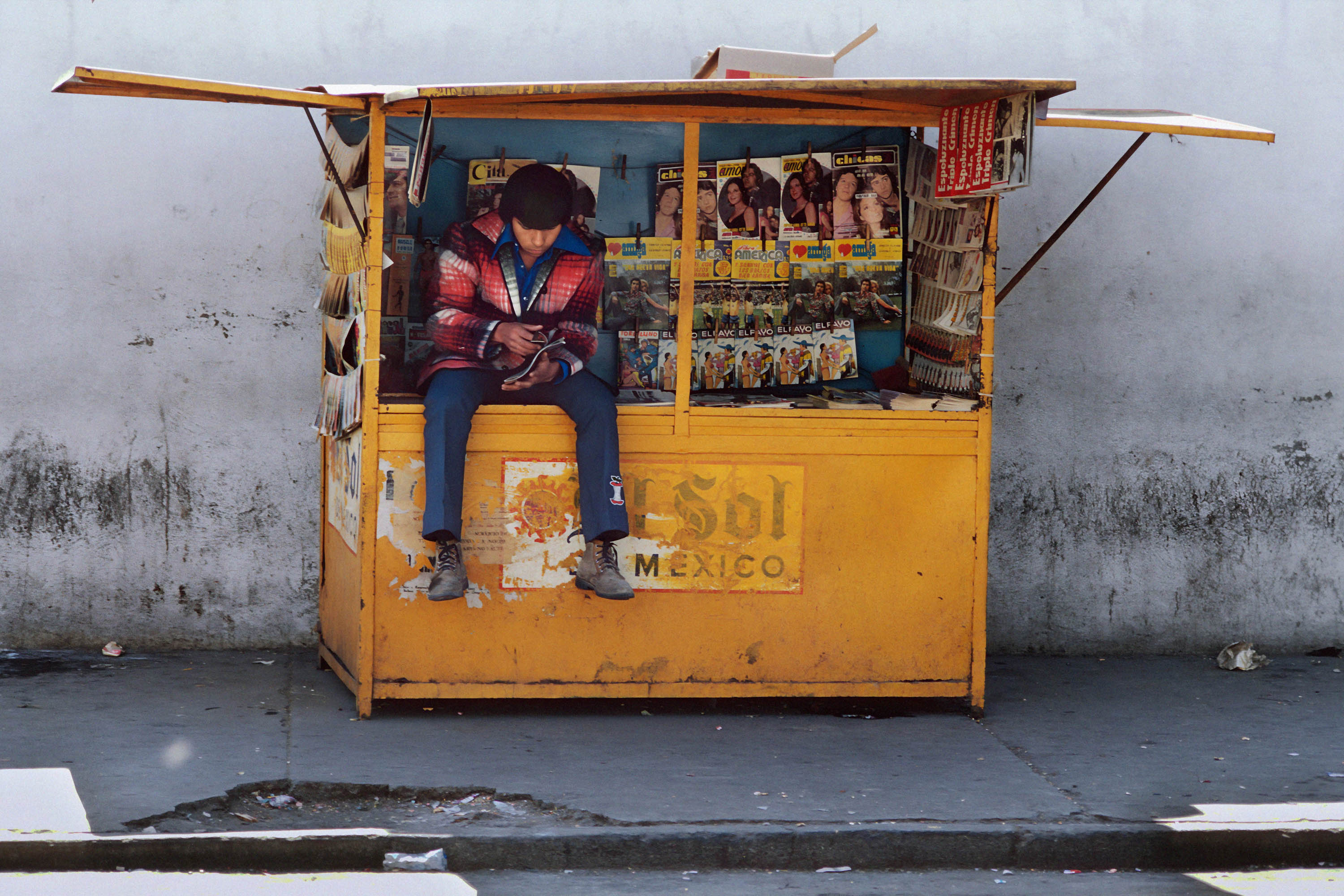 bill-hocker-magazine-stand-mexico-1973