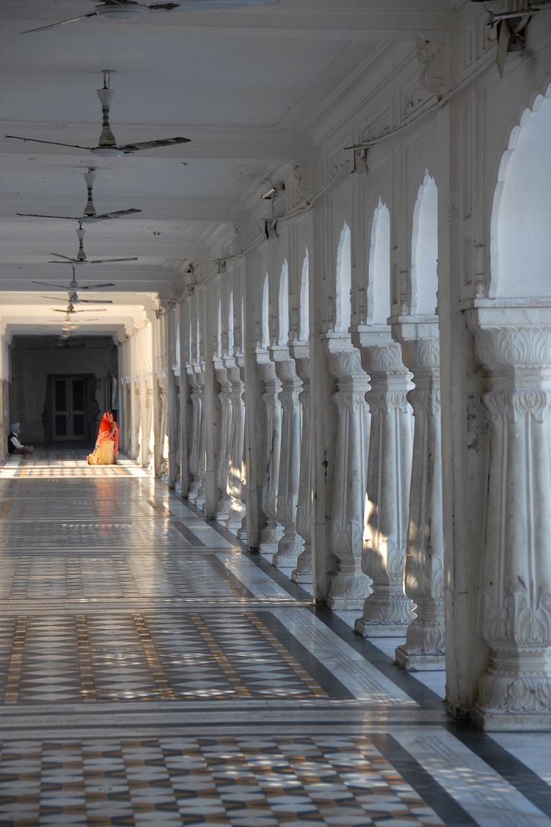 bill-hocker-woman-praying-amritsar-india-2006