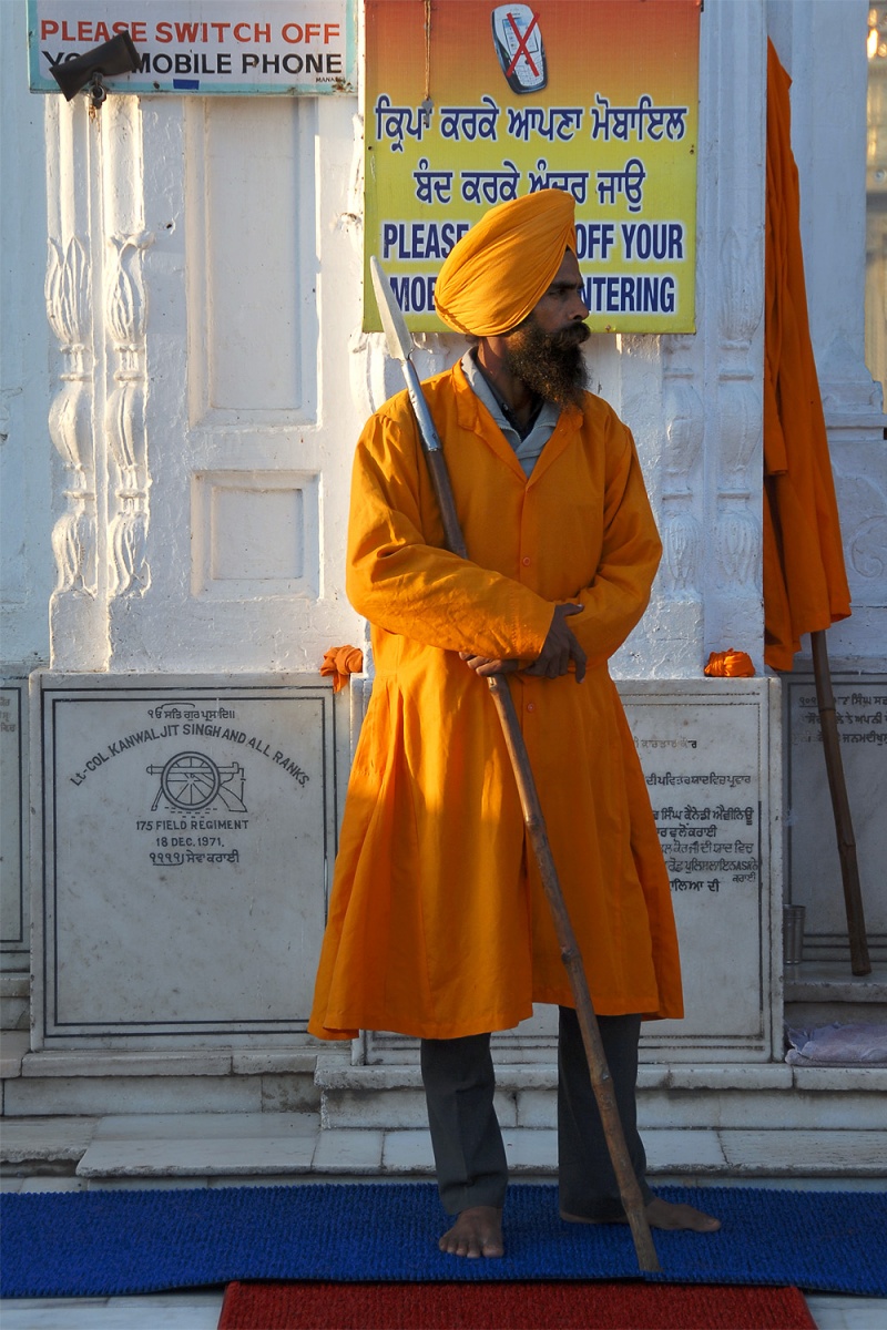 bill-hocker-entry-guard-harimandir-amritsar-india-2006