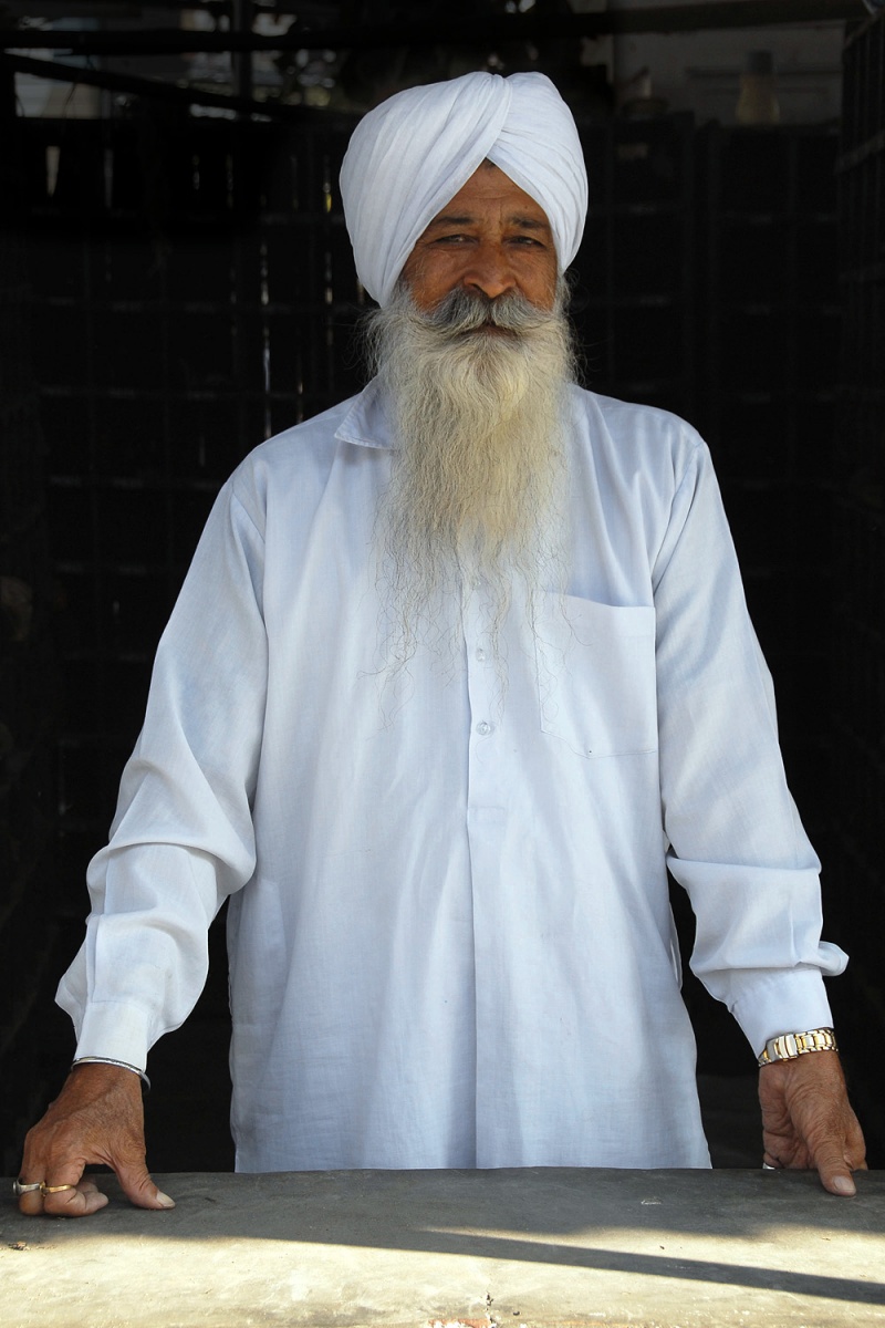 bill-hocker-temple-attendant-amritsar-india-2006