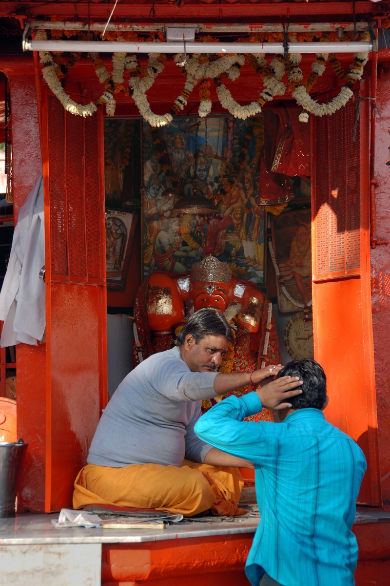 bill-hocker-street-shrine-blessing-jaipur-india-2006