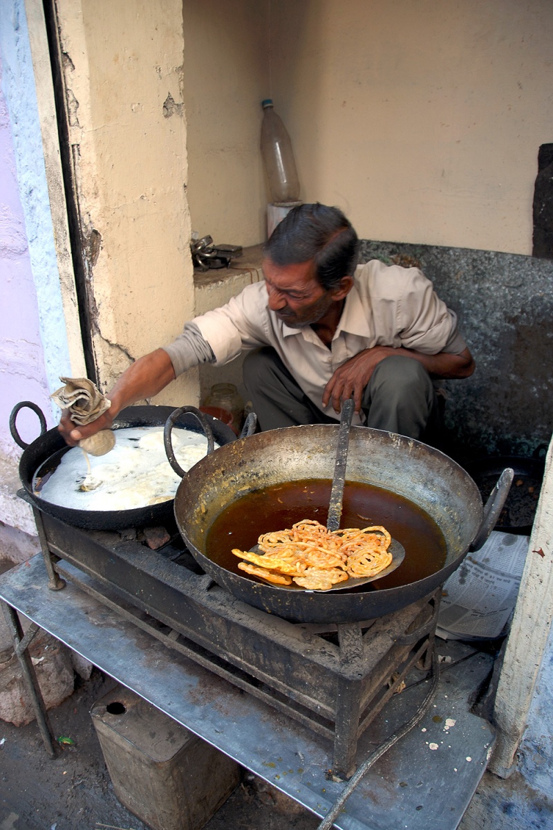 bill-hocker-making-jalebi-(fried-batter)-jodhpur-india-2006