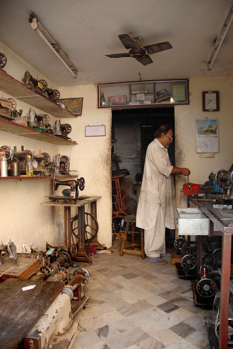 bill-hocker-sewing-maching-repair-jodhpur-india-2006