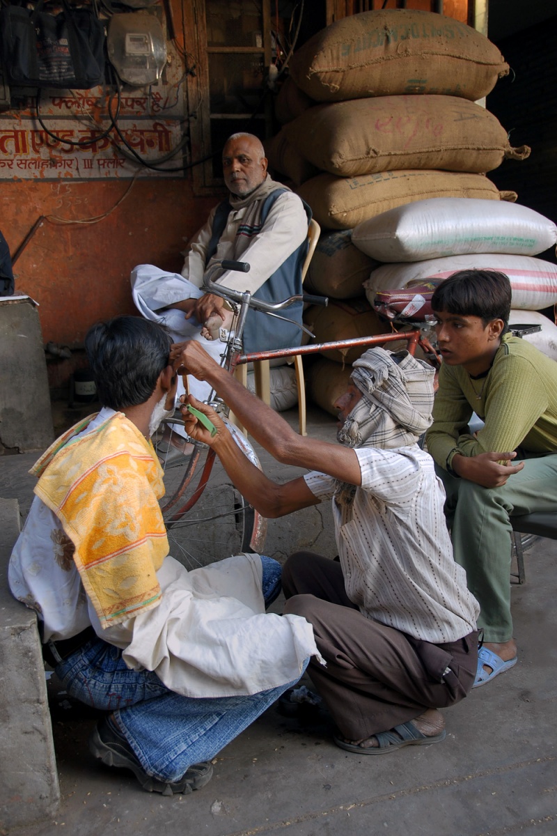 bill-hocker-impromptu-barber-shop-jaipur-india-2006