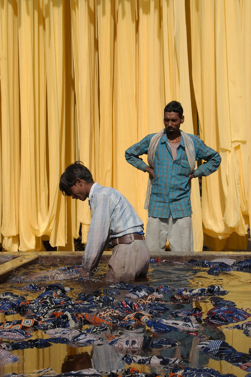bill-hocker-dyed-cloth-washing-sanganer-india-2006
