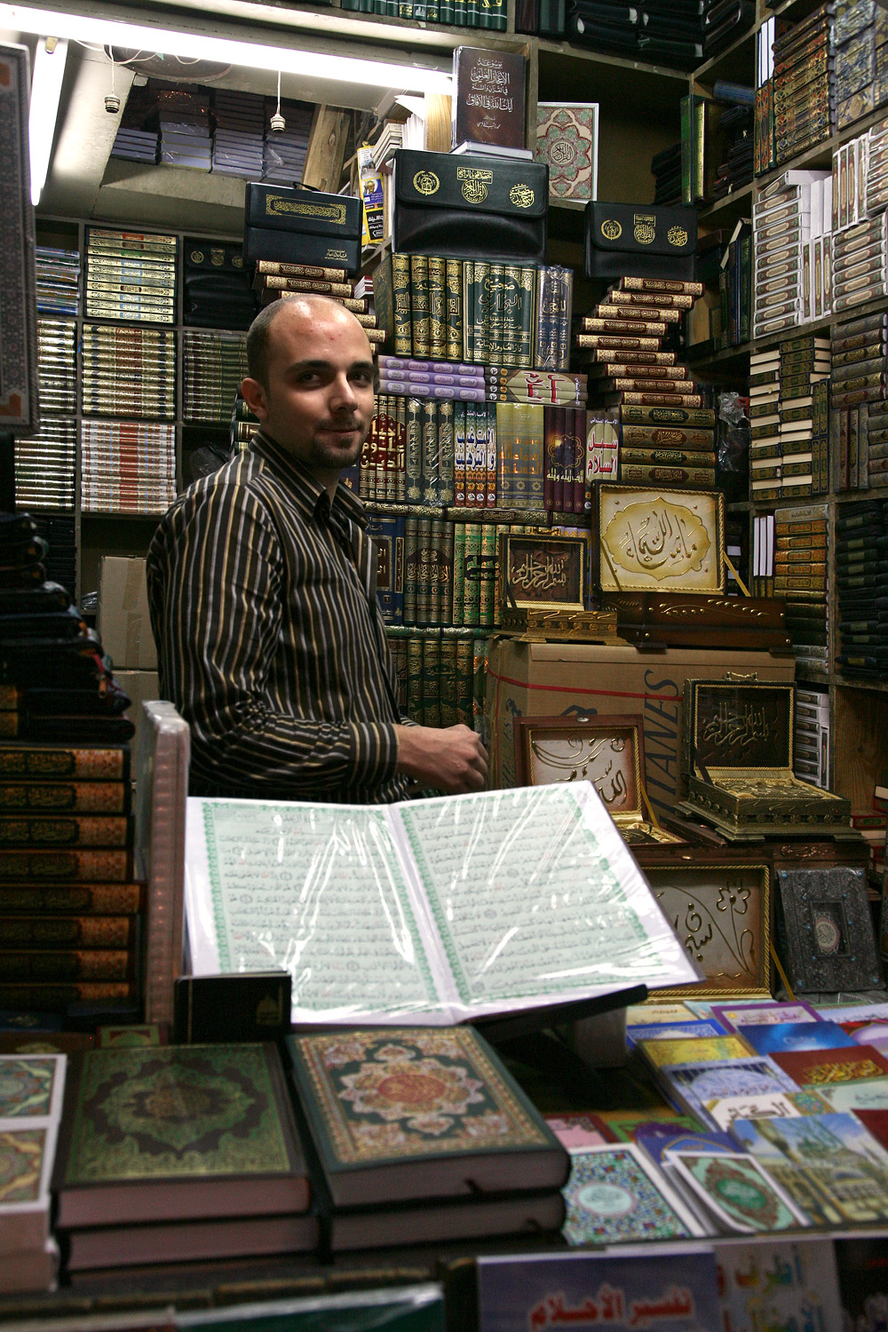 bill-hocker-book-vendor-al-hamidiyah-souq-damascus-syria-2008