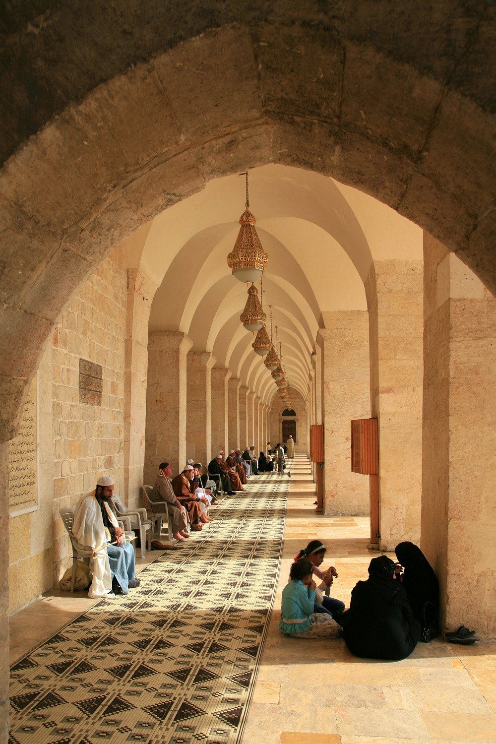 bill-hocker-courtyard-arcade-umayyad-mosque-aleppo-syria-2008