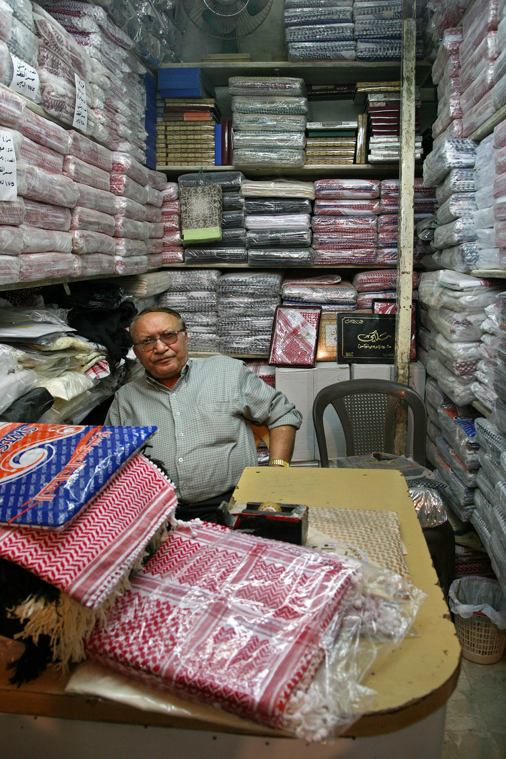 bill-hocker-keffiyeh-vendor-al-madina-souq-aleppo-syria-2008