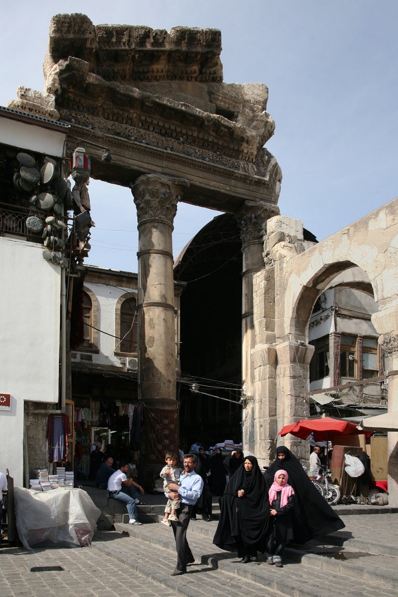 bill-hocker-roman-pediment-umayyad-forecourt-damascus-syria-2008