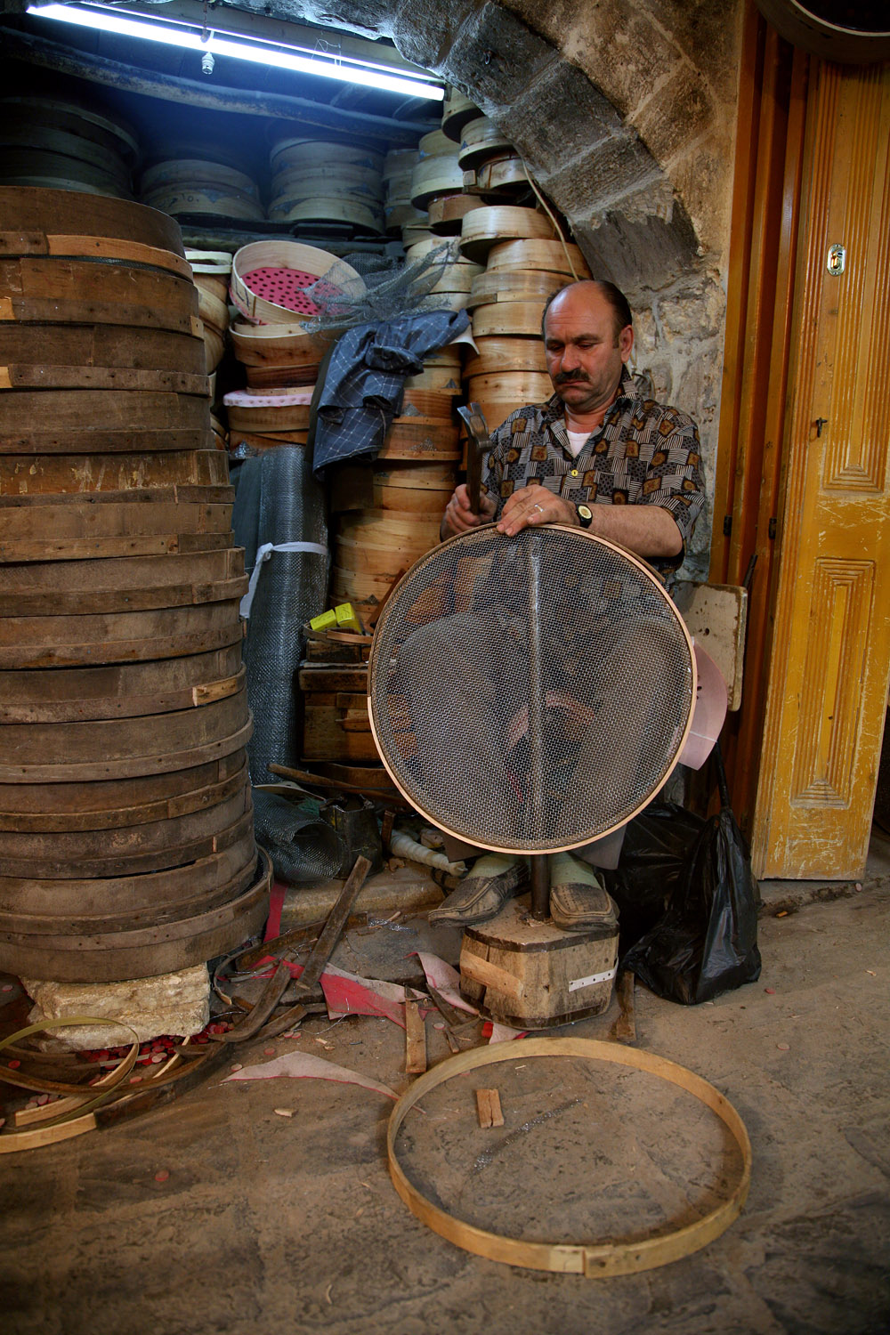 bill-hocker-sieve-maker-al-madina-souq-aleppo-syria-2008