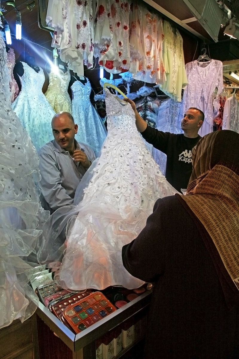 bill-hocker-wedding-dresses-al-madina-souq-aleppo-syria-2008