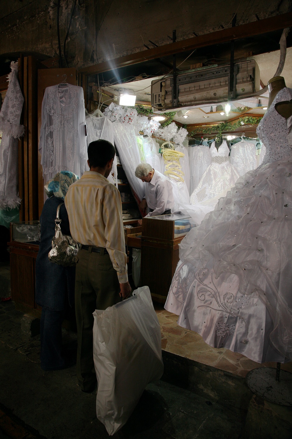 bill-hocker-wedding-gowns-al-madina-souq-aleppo-syria-2008
